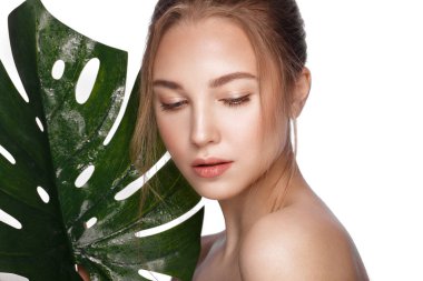 Mükemmel bir cilt, doğal makyaj ile güzel taze kız. Güzellik yüzü.