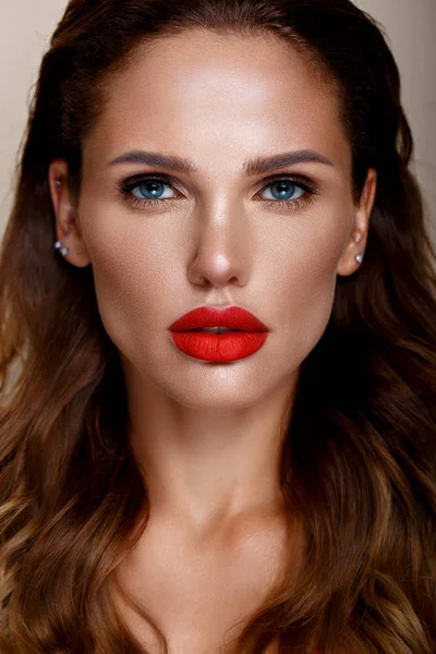 Hermosa mujer sexy en una manera de Hollywood con rizos, maquillaje natural y labios rojos.. . — Foto de Stock