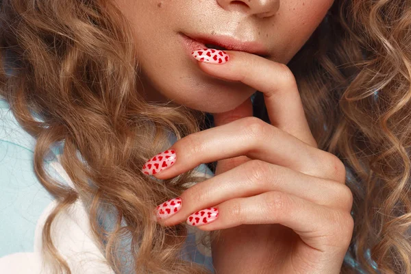 Menina bonita com cachos penteado, maquiagem clássica, sardas, lábios nus e design de manicure com corações. Cara de beleza. Imagem Dia dos Namorados — Fotografia de Stock