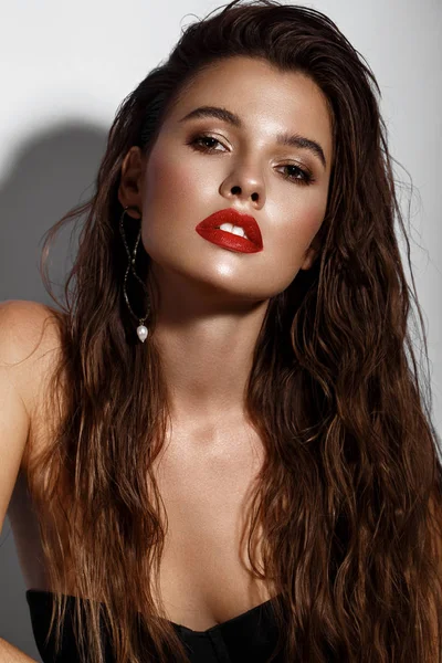 Mooi sexy meisje met heldere make-up, rode lippen, nat haar. Schoonheidsgezicht. — Stockfoto