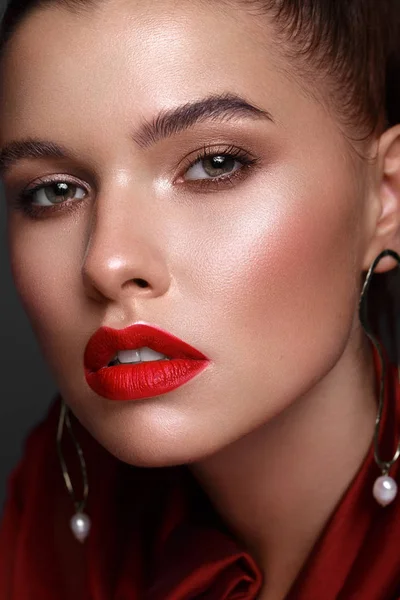 Menina fresca bonita com maquiagem clássica, cabelo liso em um vestido vermelho. Cara de beleza . — Fotografia de Stock