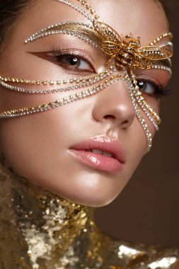 Altın maske ve parlak akşam makyaj güzel kız. Güzellik.