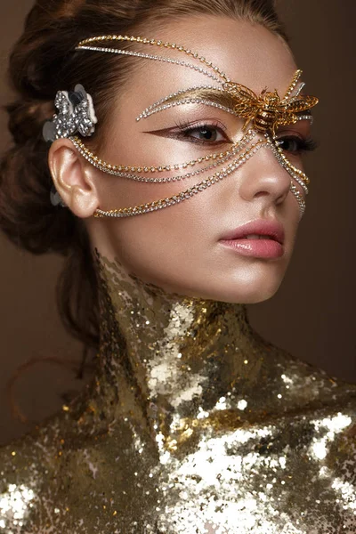 Beautiful girl in golden mask and bright evening make-up. Beauty face. — Stock Photo, Image