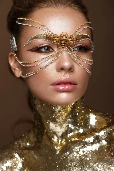 Beautiful girl in golden mask and bright evening make-up. Beauty face. — Stock Photo, Image