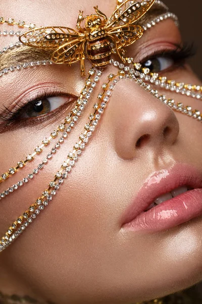 Schöne Mädchen in goldener Maske und helle Abend Make-up. Schönheit Gesicht. — Stockfoto