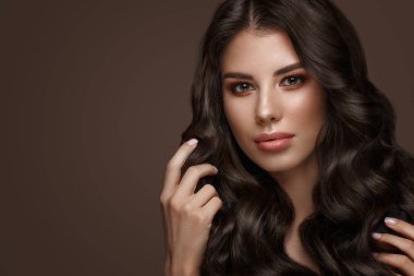 Güzel esmer model: bukleler, klasik makyaj ve dolgun dudaklar. Güzellik yüz.