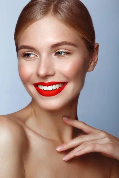 Mooi meisje met rode lippen en klassieke make-up. Schoonheidsgezicht. — Stockfoto