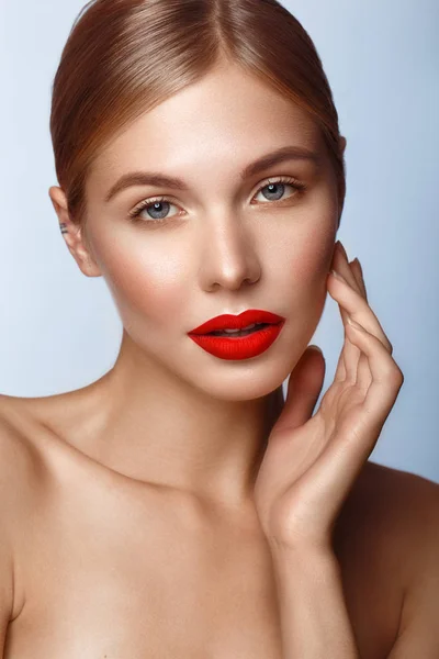 Gyönyörű lány vörös ajkakkal és klasszikus sminkkel. Szépség arc. — Stock Fotó
