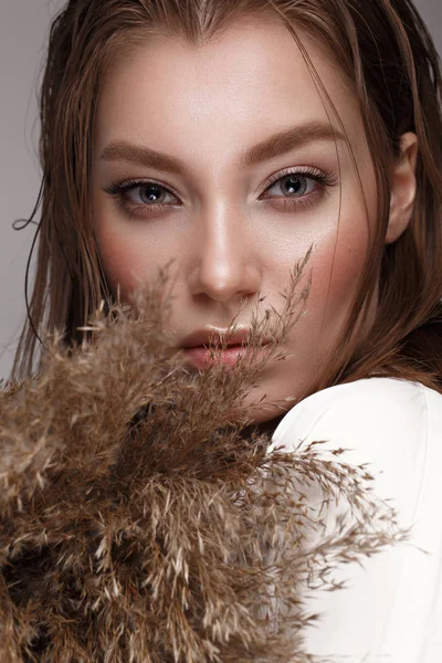 Hermosa mujer con maquillaje desnudo clásico, peinado ligero y flores secas. Cara de belleza . — Foto de Stock