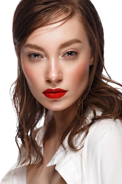 Bella donna sexy con trucco classico, capelli alla moda e labbra rosse. Bellezza viso . — Foto Stock