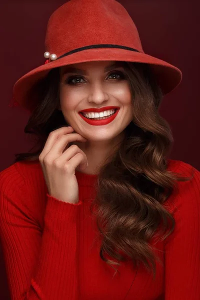 Beautiful sexy woman in a fashionable hat, with classic make-up, wave hair and red lips. Beauty face. — Stock Fotó