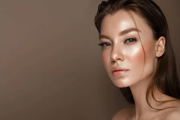 Vacker ung flicka med naturlig nude make-up. Vackert ansikte. — Stockfoto