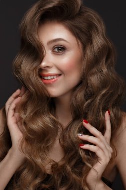 Mükemmel kıvırcık saçlı ve klasik makyajlı güzel kahverengi saçlı kız. Güzel yüz ve saç..