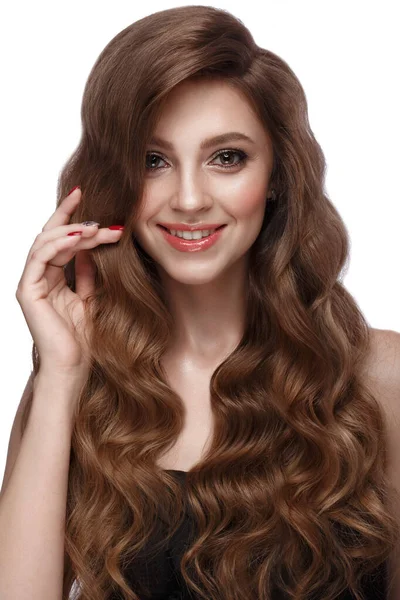 Hermosa chica de cabello castaño con un pelo perfectamente rizado, y el maquillaje clásico. Belleza cara y cabello. — Foto de Stock