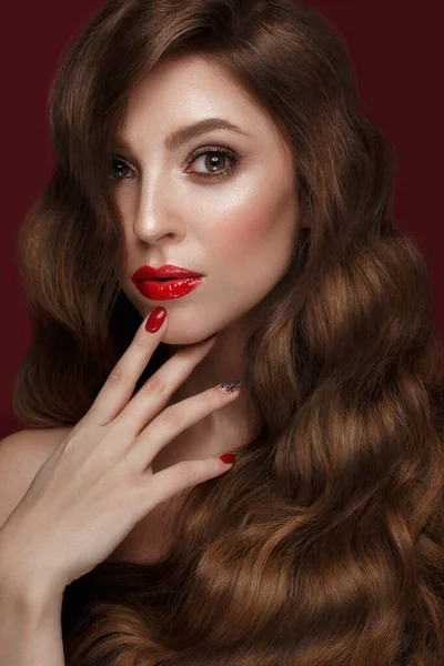 Hermosa chica con un maquillaje clásico, rizos de pelo y uñas rojas. Diseño de manicura. Cara de belleza . — Foto de Stock