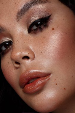 Cilt kıvrımlı, klasik makyajlı ve seksi dudaklı güzel Asyalı esmer model. Yüzün güzelliği.