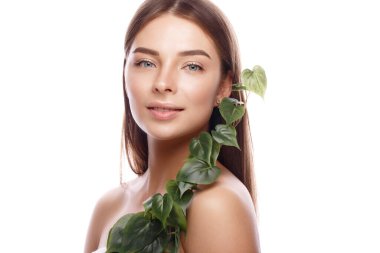 Açık renk makyajlı ve mükemmel ciltli güzel bir genç kız. Güzel surat..