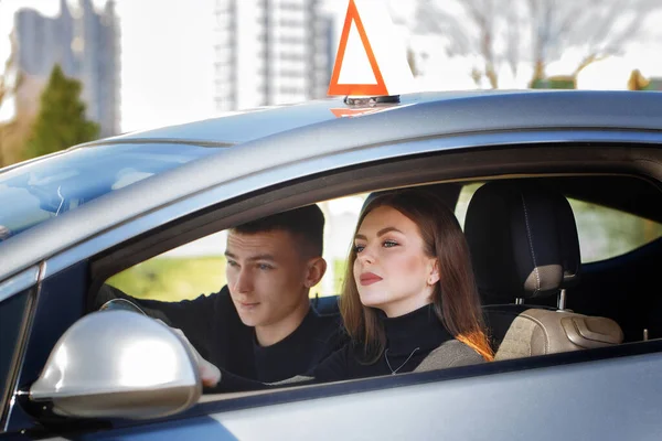Sürücü eğitmeni ve kadın öğrenci muayene arabasında.. — Stok fotoğraf