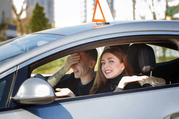 Sürücü eğitmeni ve kadın öğrenci muayene arabasında.. — Stok fotoğraf
