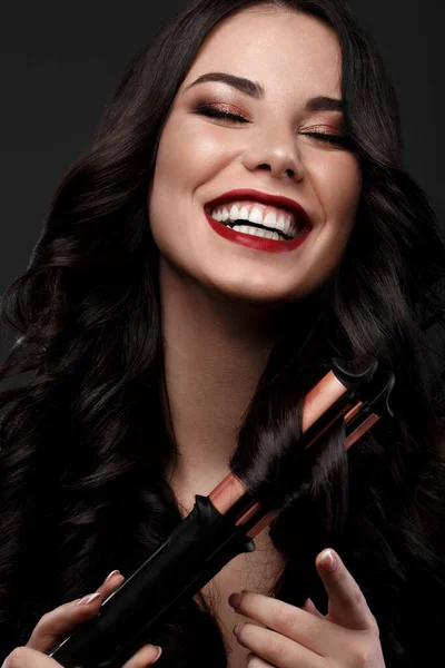 Mooi brunette model: krullen, klassieke make-up en rode lippen. Het mooie gezicht. — Stockfoto