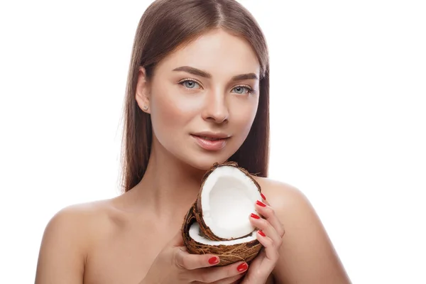 손에 코코넛을 들고 자연스럽게 화장을 하고 완벽 한 피부를 가진 아름다운 소녀. 미녀의 얼굴. — 스톡 사진