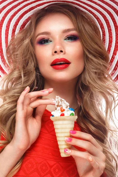 Fényes vidám lány nyári kalap, színes smink, fürtök, rózsaszín manikűr és jégkrém a kezében. Szépség arc. — Stock Fotó