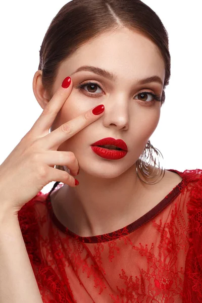 Menina bonita em vestido vermelho com maquiagem clássica e manicure vermelho. Cara de beleza . — Fotografia de Stock