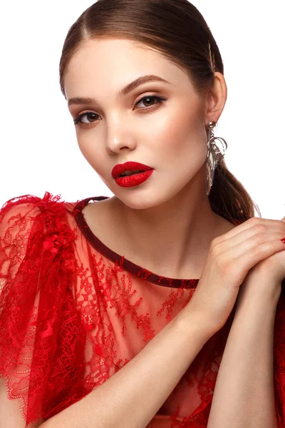 Hermosa chica en vestido rojo con maquillaje clásico y manicura roja. Cara de belleza . — Foto de Stock