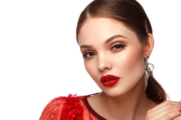 Menina bonita em vestido vermelho com maquiagem clássica. Cara de beleza . — Fotografia de Stock