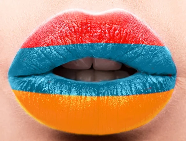 Le labbra femminili si chiudono con una bandiera di quadro dell'Armenia. blu, arancione, rosso — Foto Stock