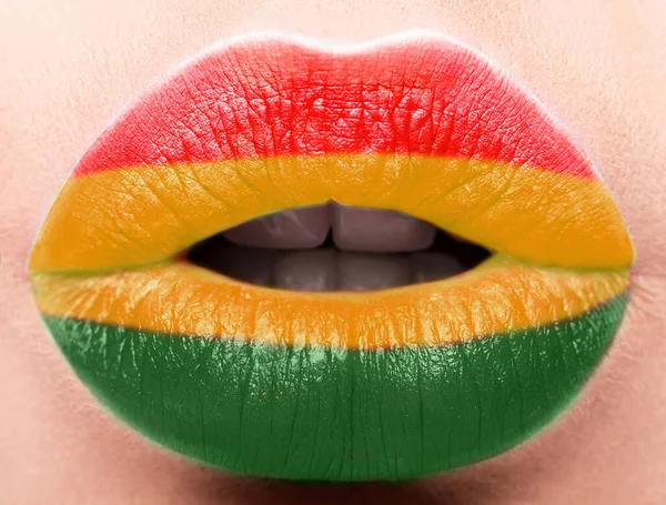 Los labios femeninos se cierran con una bandera de Bolivia. Amarillo, verde, rojo . —  Fotos de Stock