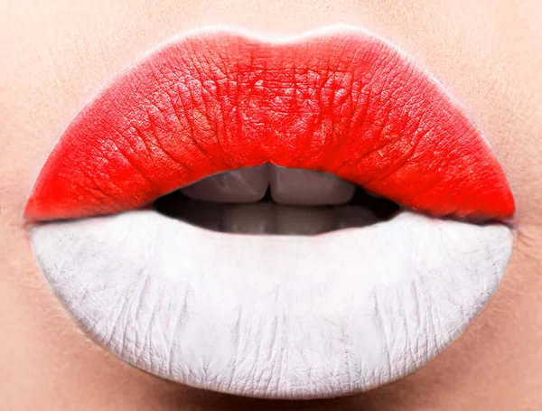 Le labbra femminili si chiudono con una bandiera di quadro dell'Indonesia. bianco, rosso . — Foto Stock