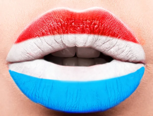 Le labbra femminili si chiudono con una bandiera di quadro del Lussemburgo. Blu, bianco, rosso — Foto Stock