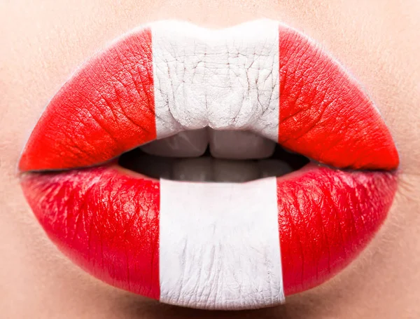 Les lèvres féminines se ferment avec un drapeau photo du Pérou. blanc, rouge . — Photo