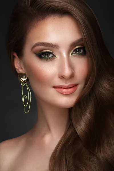 Hermosa chica con maquillaje de moda brillante y accesorios de oro inusual. Cara de belleza . — Foto de Stock