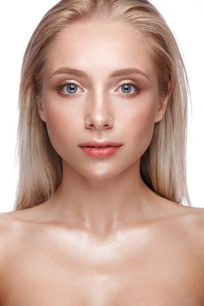 Vacker ung flicka med en lätt naturlig make-up och perfekt hud. — Stockfoto