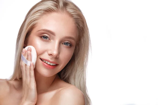 Vacker ung flicka med en lätt naturlig make-up och perfekt hud. Skönhetsansikte. — Stockfoto