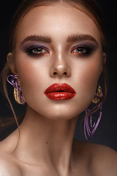 Bella ragazza con brillante trucco alla moda e accessori viola insoliti. Bellezza viso. — Foto Stock