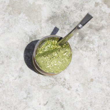 Chimarro, geleneksel sıcak çay dostum. Brezilya güneyinde bardak. Aynı zamanda biliyordum dostum gibi. Güneşli yeşil bokeh arka plan üzerinde. En iyi görünüm chimarro. Üst üzerinde beyaz izole görünümü Mate