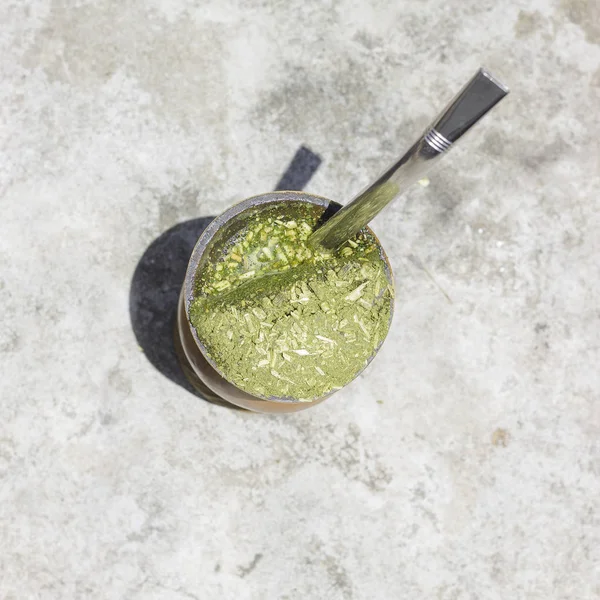 Chimarro, geleneksel sıcak çay dostum. Brezilya güneyinde bardak. Aynı zamanda biliyordum dostum gibi. Güneşli yeşil bokeh arka plan üzerinde. En iyi görünüm chimarro. Üst üzerinde beyaz izole görünümü Mate