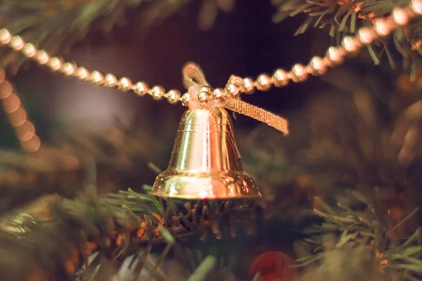 Noel ağacı kapatın. Noel ağacı vintage filtre dekore edilmiştir. Noel ağacı. Noel dekorasyon