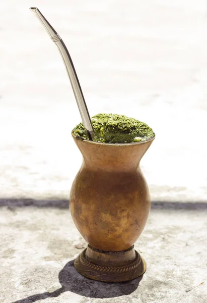 Chimarro, geleneksel sıcak çay dostum. Brezilya güneyinde bardak. Aynı zamanda biliyordum dostum gibi. Chimarro üzerinde beyaz izole. Beyaz izole dostum.