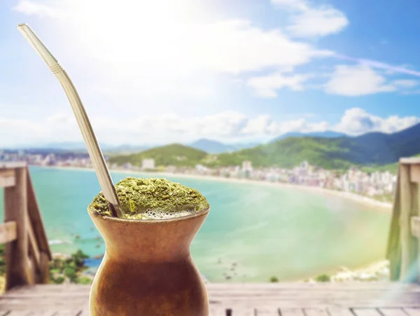 Chimarrao, tradicional mate de chá quente. Bebida do Brasil. Também conhecido como companheiro. Na praia tropical ensolarada paisagem fundo — Fotografia de Stock