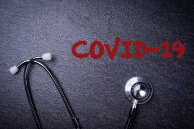 Metin için kopyalama alanı olan karanlık bir yüzeyde siyah steteskop