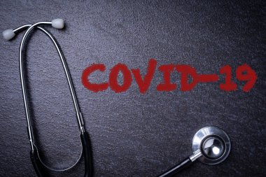 Metin için kopyalama alanı olan karanlık bir yüzeyde siyah steteskop