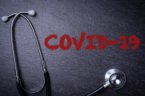 Metin için kopyalama alanı olan karanlık bir yüzeyde siyah steteskop