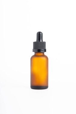 Kenevir yağı şişesi beyaza izole edilmiş.