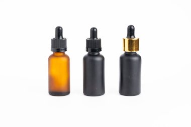 Kenevir yağı şişesi beyaza izole edilmiş.