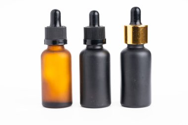 Kenevir yağı şişesi beyaza izole edilmiş.