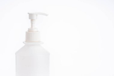 Doğal kozmetik konsepti, beyaz arka planda bitkileri olan kozmetik ürünleri